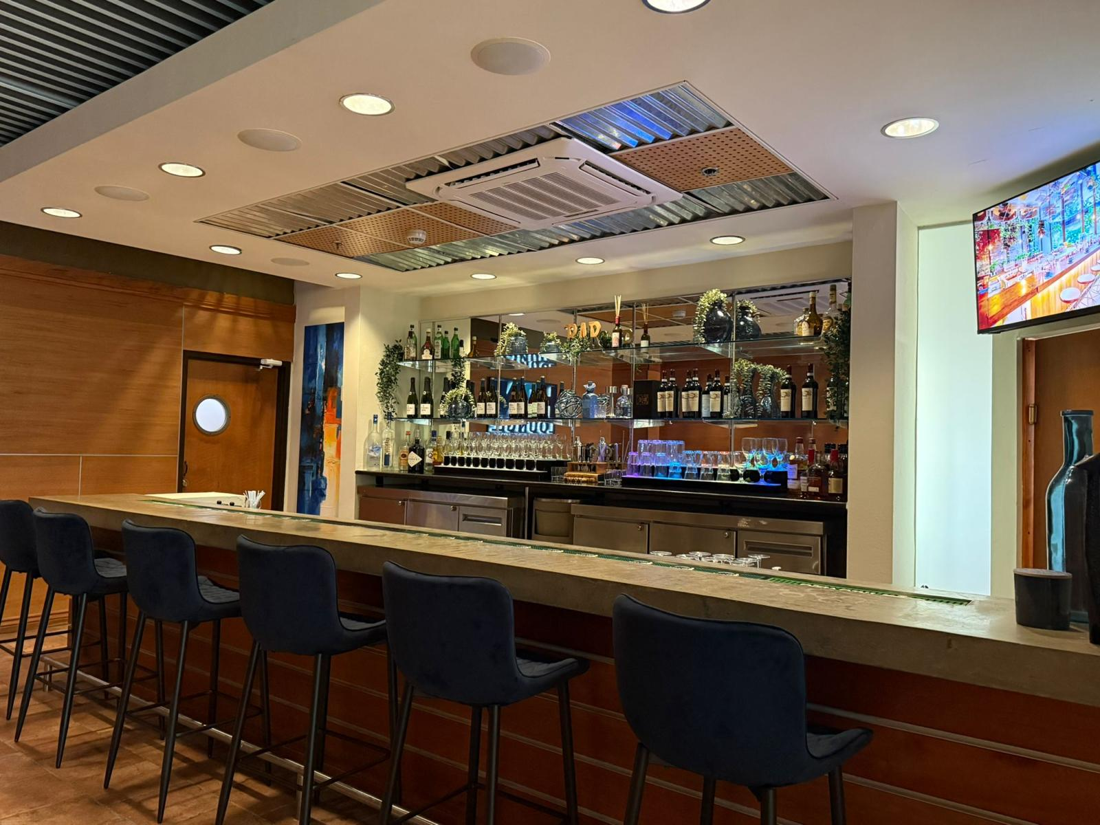 HBN Lounge bar con barra profesional, botellas premium y ambiente sofisticado
