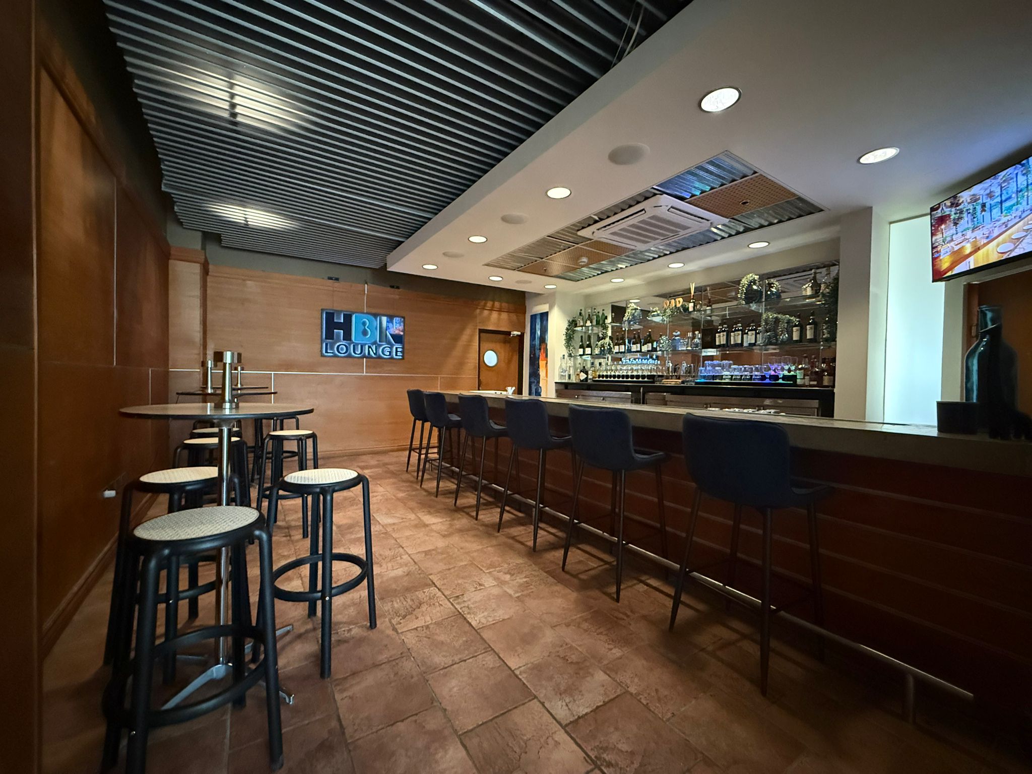 HBN Lounge bar con barra, banquetas altas y ambiente sofisticado para networking