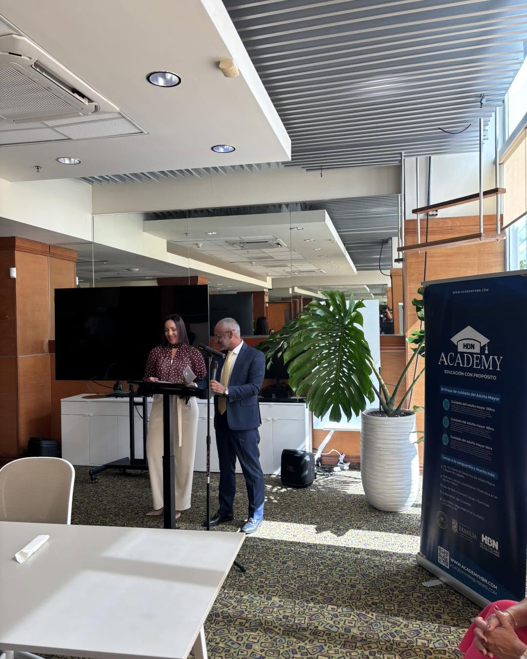 Sala de presentaciones con profesionales y equipo de audiovisual